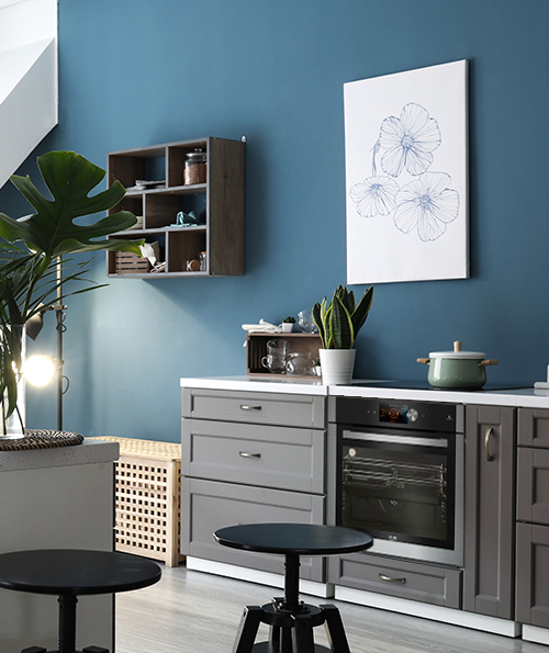 Four Beko multifonction avec fonction HomeWhiz dans une belle cuisine bleue